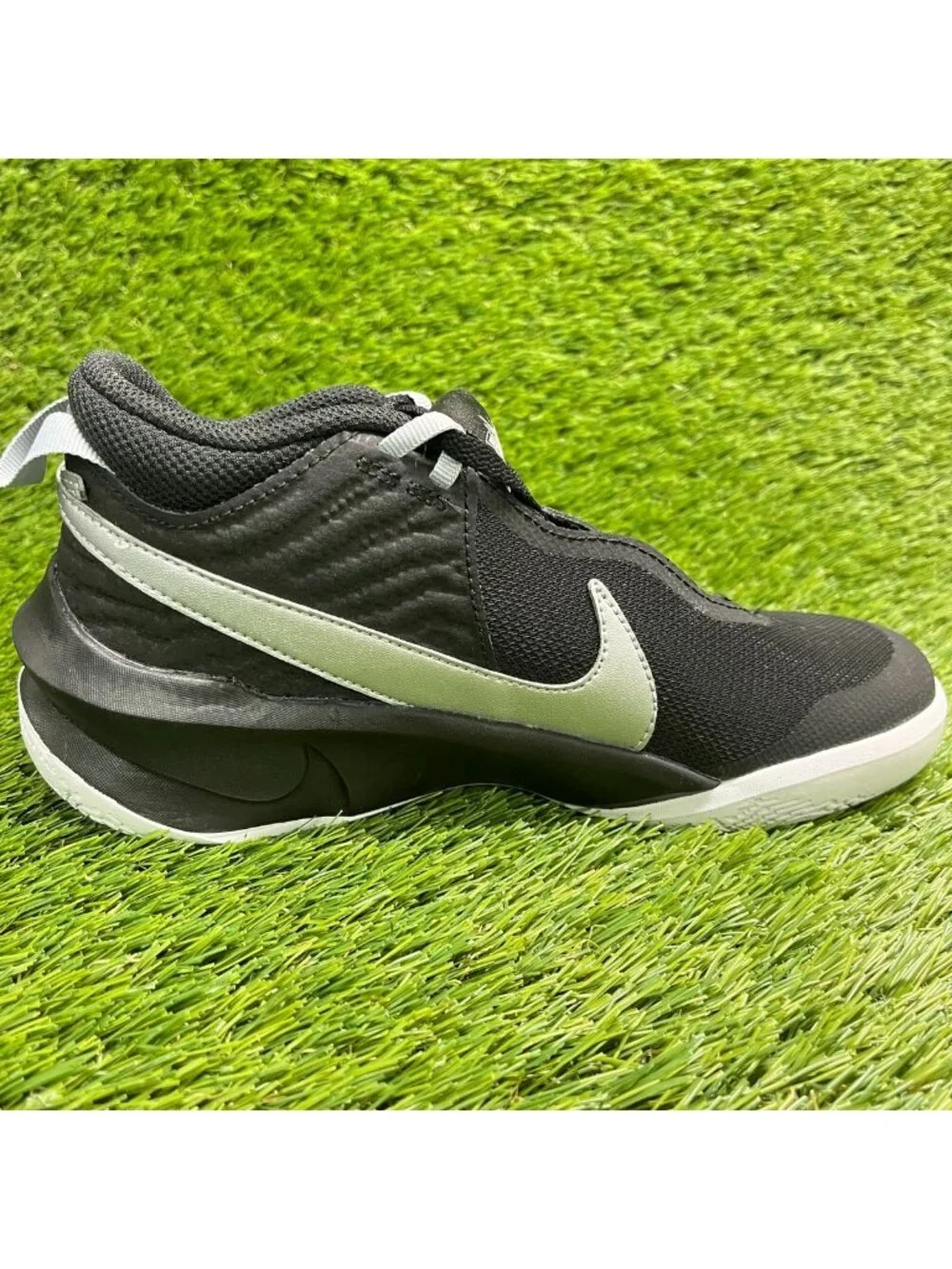 Nike Team Hustle D 10 Boys Size 4.5Y Black Athletic Basketball Shoes Sneakers